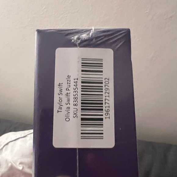 Taylor Swift Olivia puzzle new in box - Picture 3 of 3